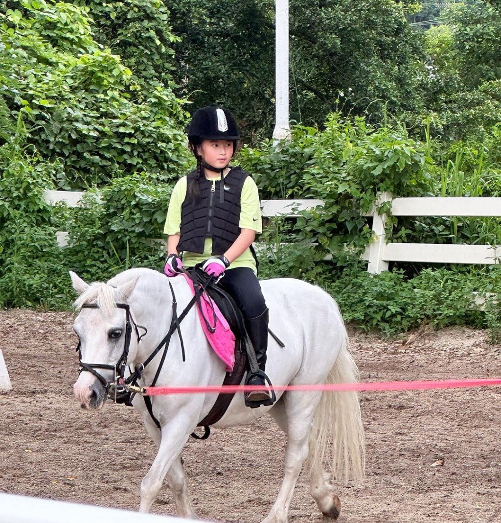 鄭希怡早前帶女兒學騎馬。