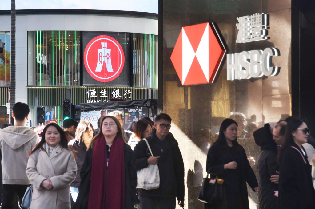 不久接連有人發現其信用卡遭人盜用。 不久接連有人發現其信用卡遭人盜用。