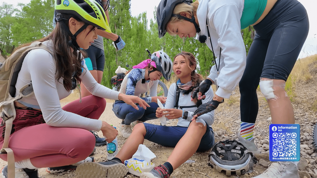 《港女野人奇異記》日前開播，何泳芍騎單車時不幸受傷。