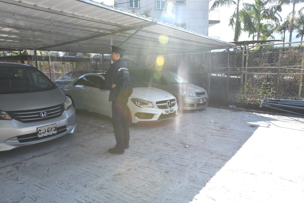 警方拘捕二人涉嫌非法燃放煙花爆竹。