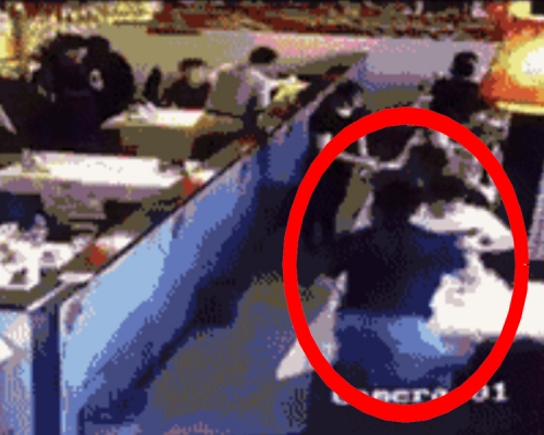 身穿藍衣的周男忽然拿刀刺進白衣的謝男胸膛。（網圖）