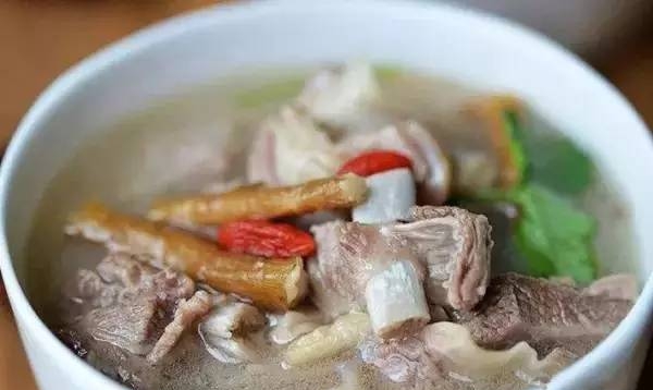 冬季養生，適當進補無妨，但切忌自行亂補。 新華社資料圖