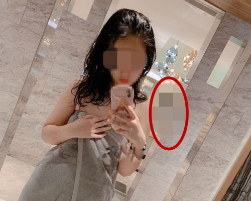 大連一名女子在網絡貼出澡堂自拍照，背後卻有裸女入鏡（紅圈位置），她辯稱畫面不清楚拒刪除。（網圖）