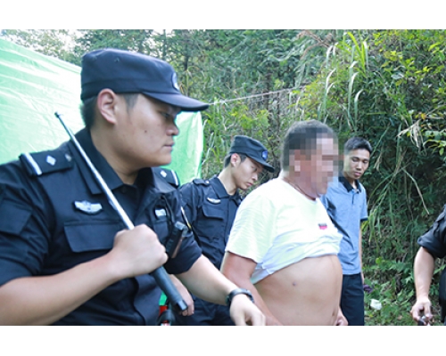 铜陵警方捣破一个隐蔽在山林中的流动赌场。 网图