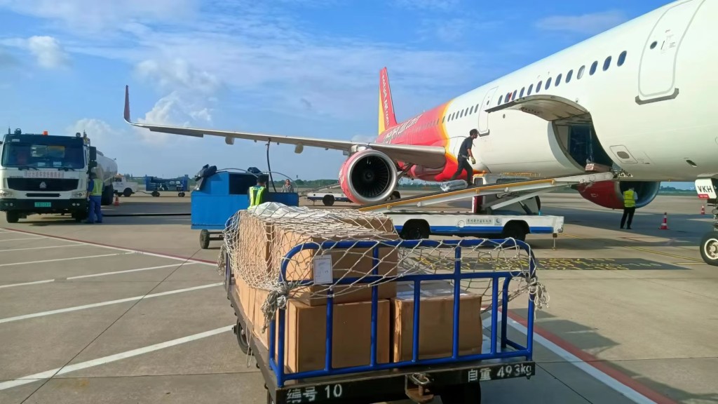 藉京東自身供應鏈優勢,大閘蟹由江蘇蟹田空運直達超市。 藉京東自身供應鏈優勢,大閘蟹由江蘇蟹田空運直達超市。