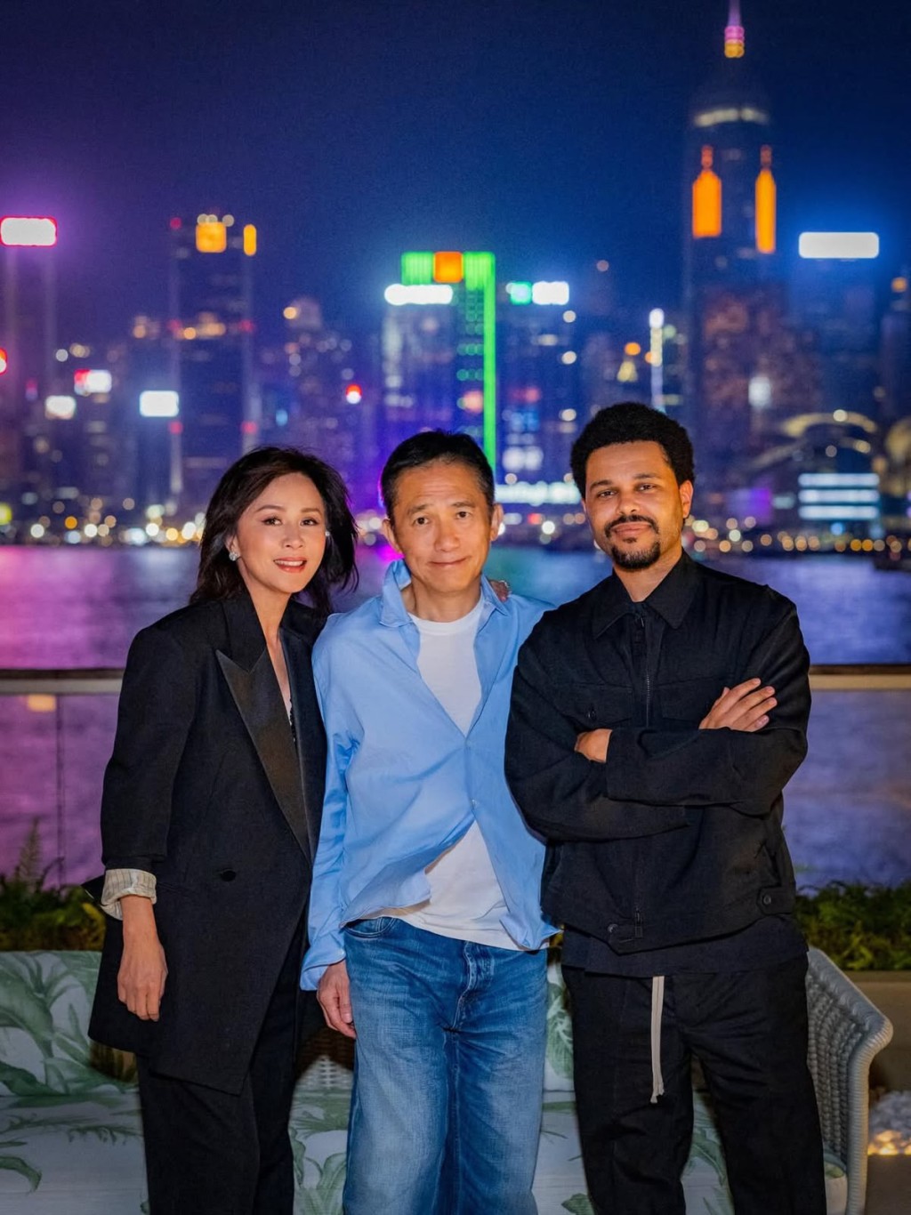 梁朝偉、劉嘉玲與 The Weeknd 在維港夜景露台世紀同框，巨星氣場震撼全網。