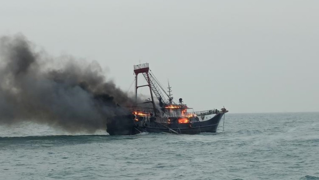 漁船起火冒出大量濃煙。
