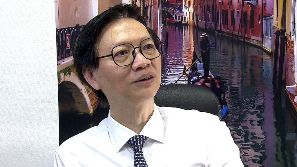 精神科专科医生丁锡全童年曾受读写障碍困扰，幸获良师以背诵诗词启发学习兴趣，证明同理心与适当引导能帮助孩子逆转人生。（图：电视节目《医生，你有病？》截图）