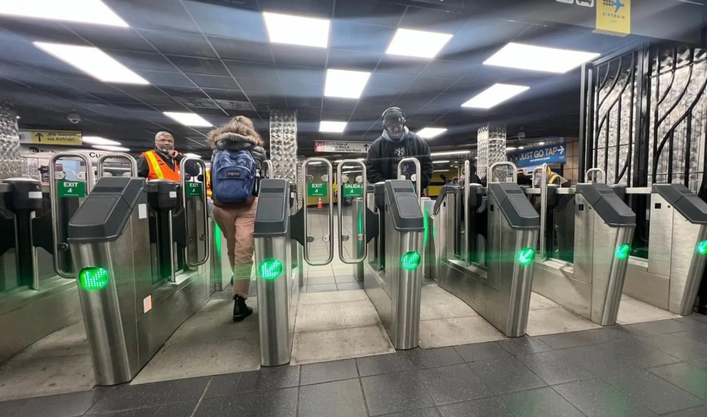 装上新款闸机的纽约皇后区地铁站。网上图片