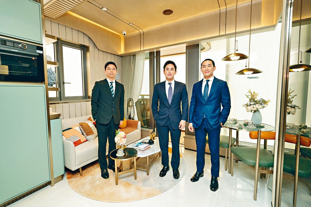 莊士中國投資莊家彬(中)表示,弦岸部署本月公布首張價單。右為莊家豐、左為陳慶光。