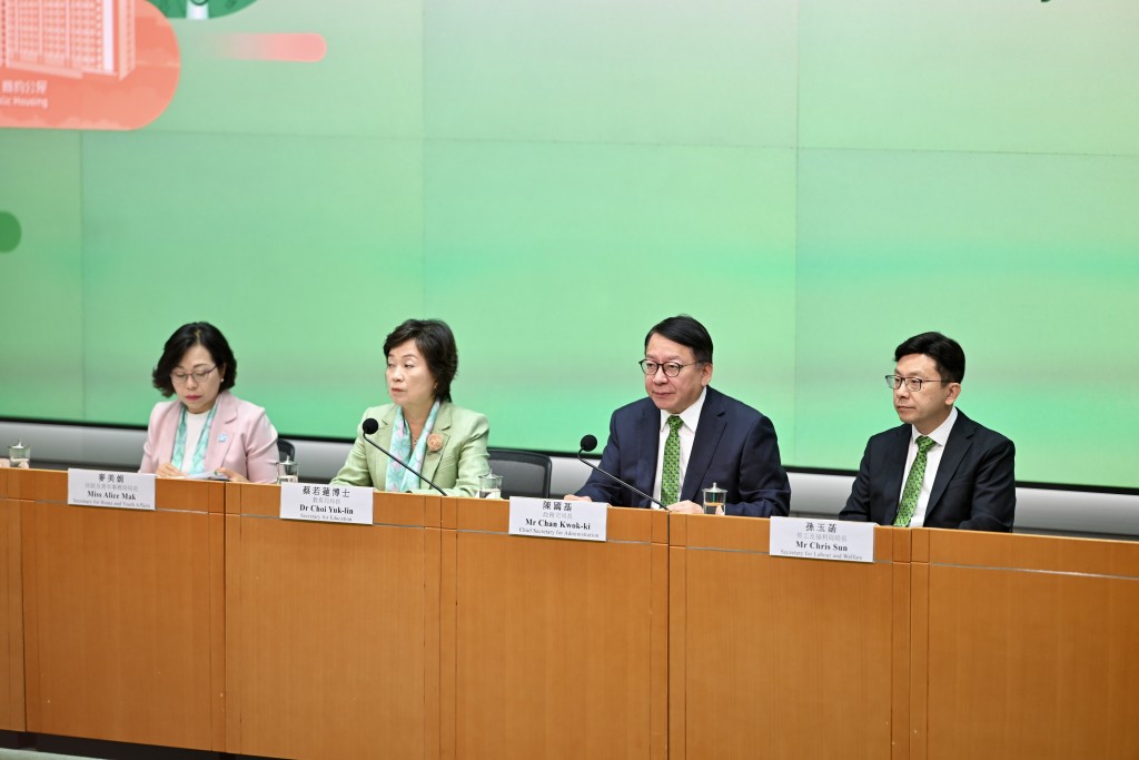 陳國基及孫玉菡就《行政長官2025年施政報告》相關措施見記者。劉駿軒攝