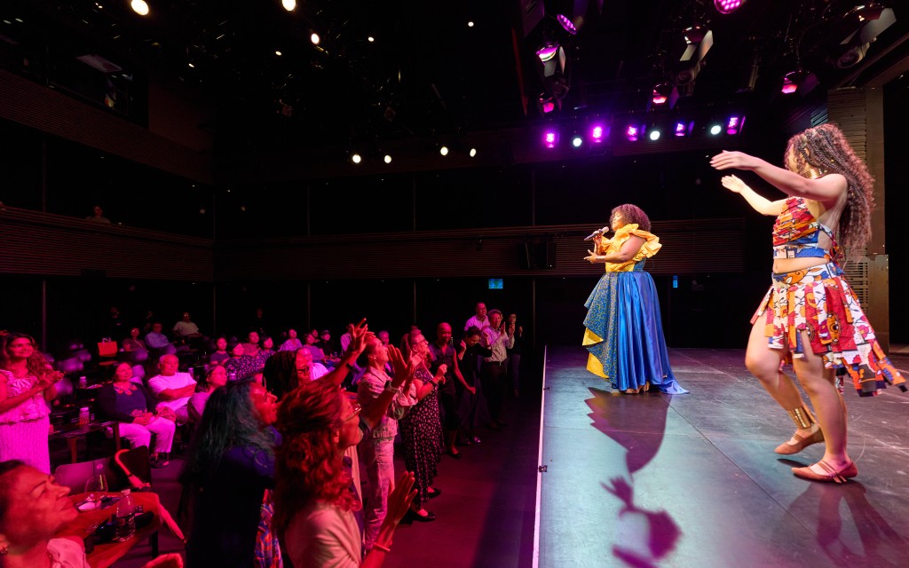 「西九夜延場」自2025年5月開始,於每月不定期的平日夜晚,在戲曲中心茶館劇場內呈獻多元風格的卡巴萊(Cabaret)演出,全新演出季由2025年11月開始至明年1月,邀請觀眾一同遊歷異想天開的藝術樂園,共度充滿驚喜與感動的夜晚。(相片由西九文化區管理局提供) 「西九夜延場」自2025年5月開始,於每月不定期的平日夜晚,在戲曲中心茶館劇場內呈獻多元風格的卡巴萊(Cabaret)演出,全新演出季由2025年11月開始至明年1月,邀請觀眾一同遊歷異想天開的藝術樂園,共度充滿驚喜與感動的夜晚。(相片由西九文化區管理局提供)