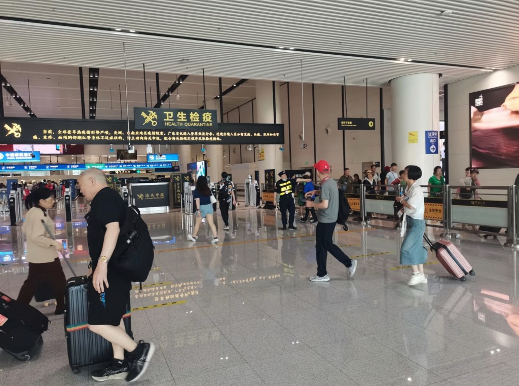 網民分享蓮塘口岸人流情況。小紅書圖片 網民分享蓮塘口岸人流情況。小紅書圖片