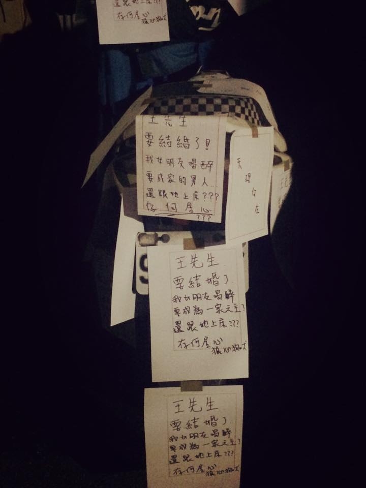 偷食女鄰居的男子電單車遭人貼滿指罵句語的紙張。(網圖)