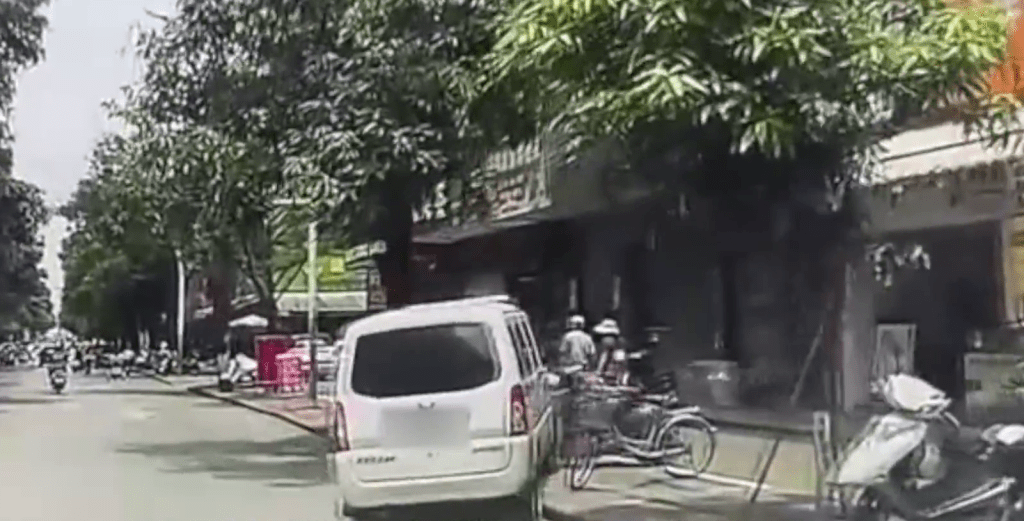 警用巡邏車剷上行人路。 警用巡邏車剷上行人路。