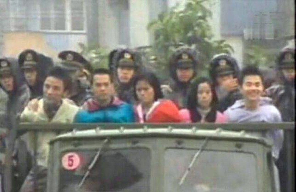 「深圳六魔女」刦殺集團，13人被判死刑。圖為部分成員被綁往刑場處死。網絡圖片