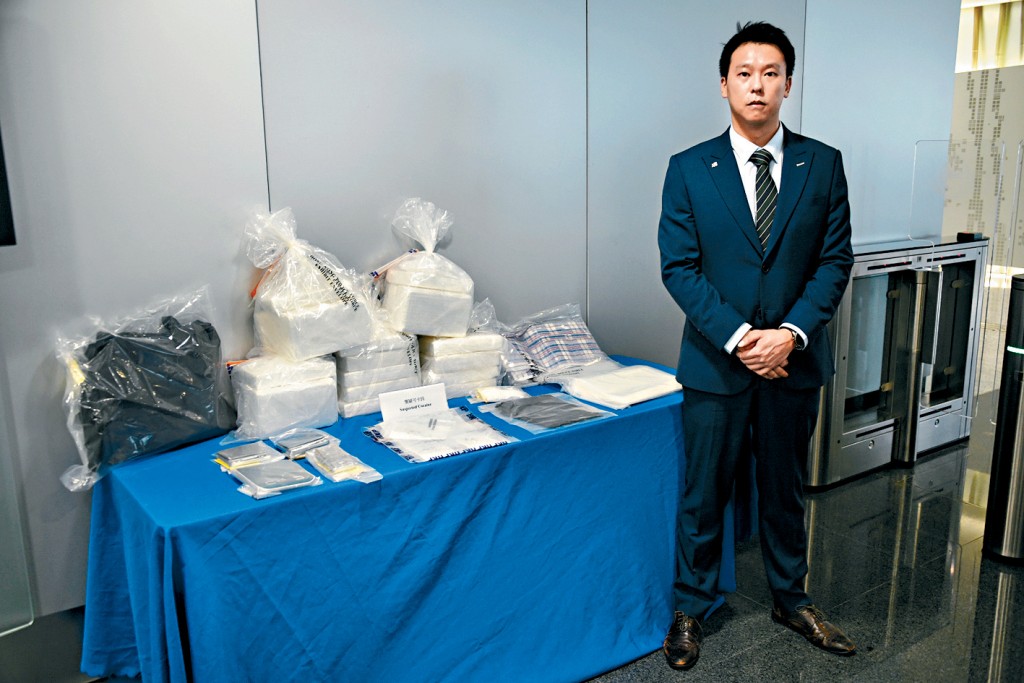 毒品调查科行动组高级督察陈源勋，展示涉案毒品。