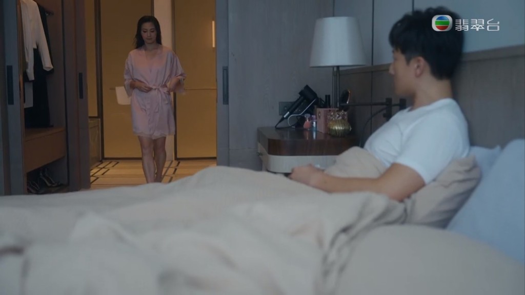 鏡頭一轉兩個人已經換晒衫喺床上。