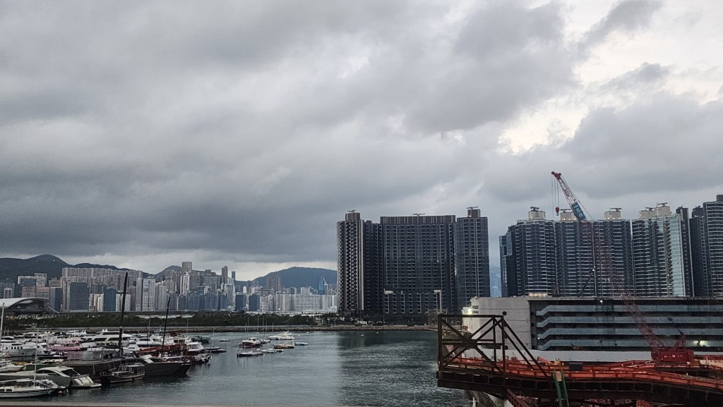今日大致多雲，有幾陣驟雨。黎志偉攝