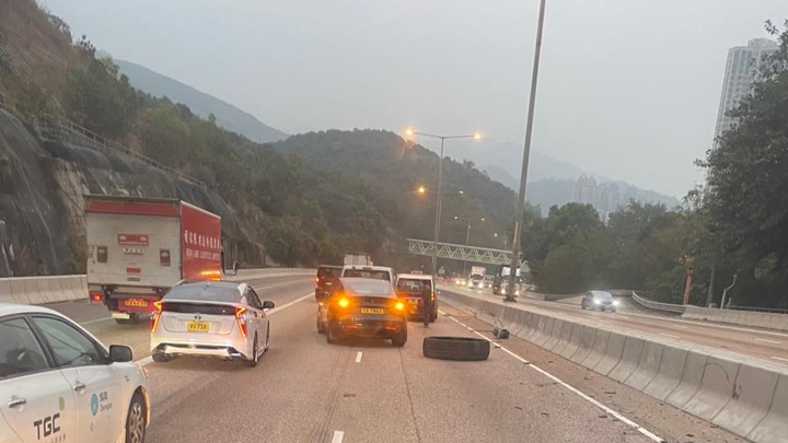 吊臂車爆胎波及3車。fb屯門公路塞車關注組圖片