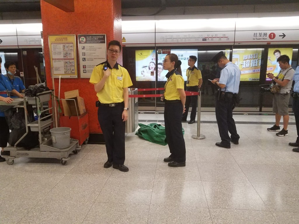 職員在場維持秩序。