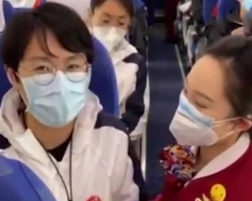 张静静返程飞机上一幕曝光。(网图)