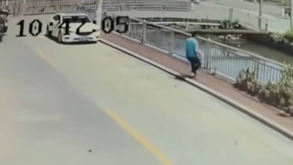 藍衣漢突將女幼童抱起掟落河中。微博