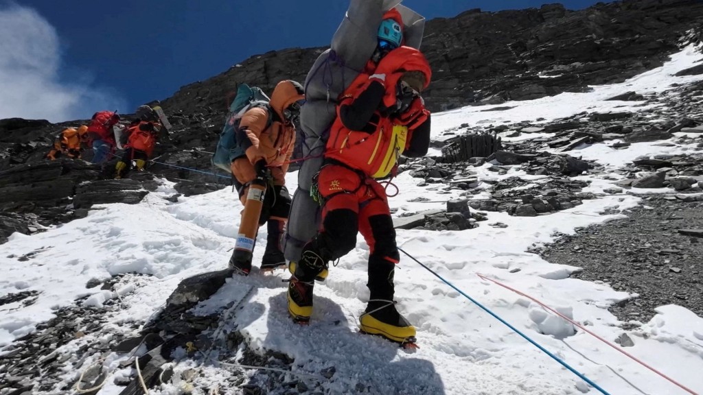 雪巴人从珠峰四号营地上方的“死亡区”救出一名马来西亚登山者，将他揹下山。 路透社