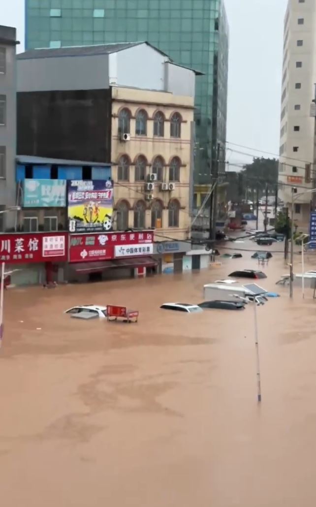 廣西暴雨成災，橫州六藍水庫決堤。抖音