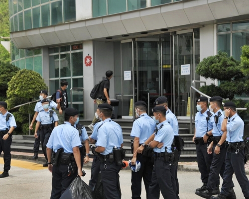 警方今早到將軍澳《蘋果》大樓進行搜查。