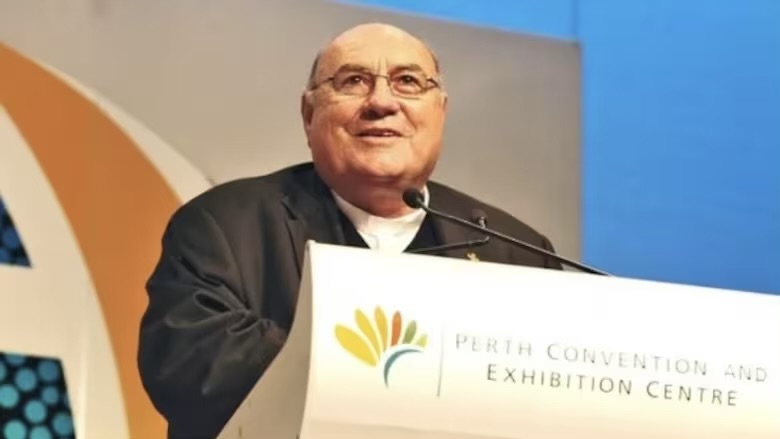 桑德斯面临性侵指控，2020年在澳洲全国天主教教育委员会会议上辞职。National Catholic Education Commission
