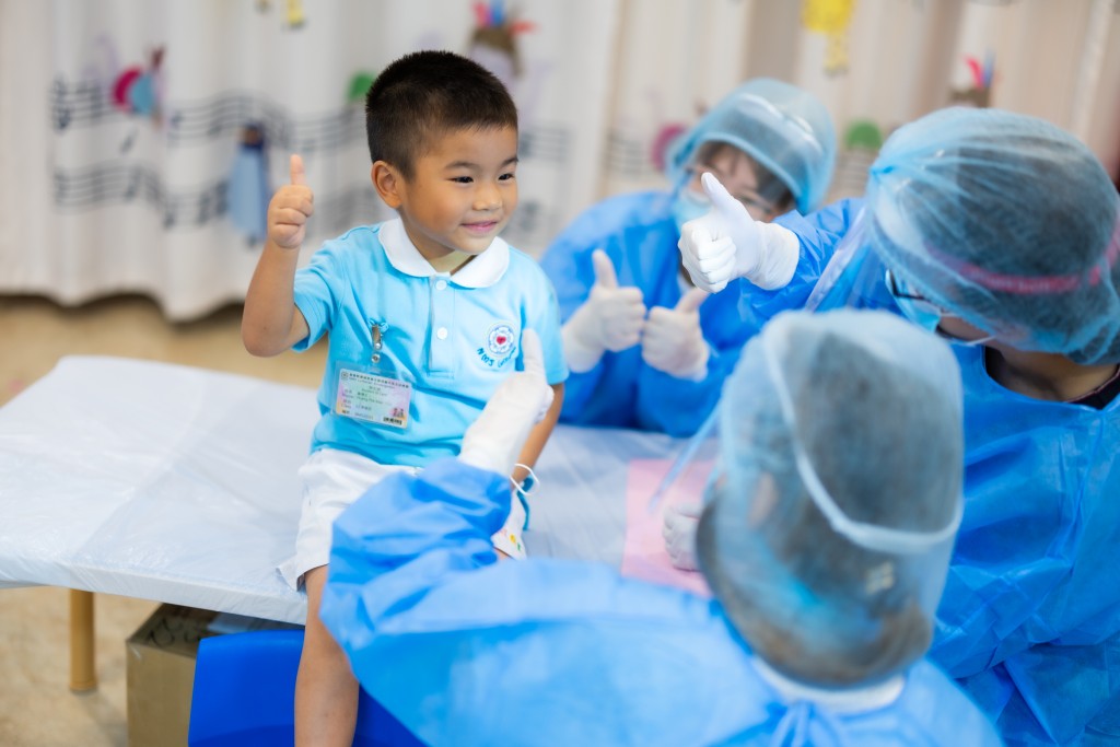 「賽馬會幼童健齒計劃」透過在幼稚園提供外展服務,在熟悉的校園環境中,大大減輕了兒童對牙科護理的焦慮和恐懼 「賽馬會幼童健齒計劃」透過在幼稚園提供外展服務,在熟悉的校園環境中,大大減輕了兒童對牙科護理的焦慮和恐懼
