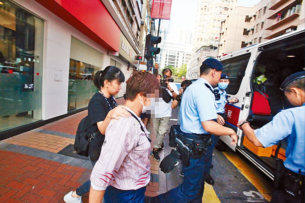 警方拘捕涉案婦人。