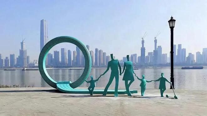 武汉汉口江边的雕塑「一家三口变五口」。