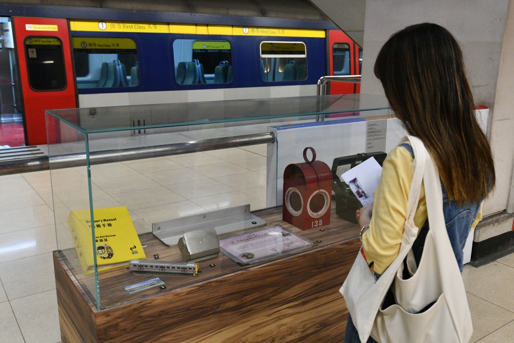 市民參觀不同年代鐵路展品。盧江球攝