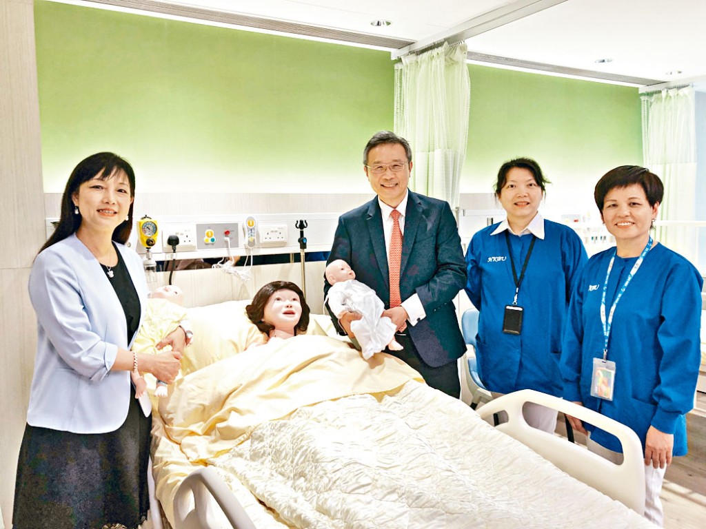 梁淑琴指,實習室按私家醫院規格打造,可訓練學生為病人插喉、清洗傷口等護理技巧。