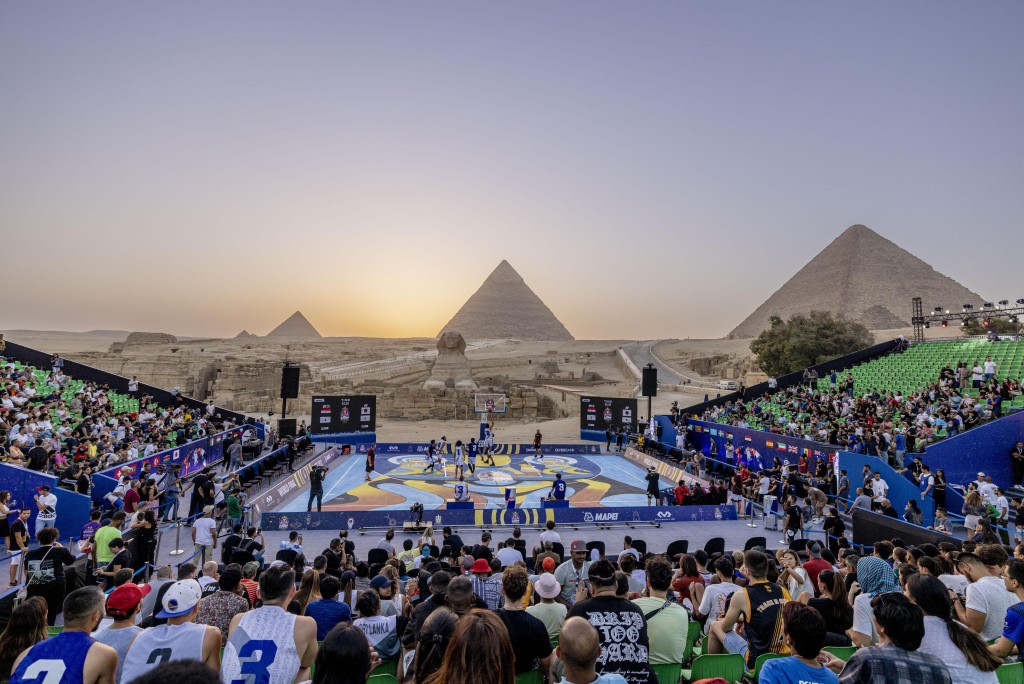 Red Bull Half Court三人籃球賽世界總決賽在吉薩(Giza)金字塔及獅身人面像旁邊搭建的場地舉行。公關提供圖片
