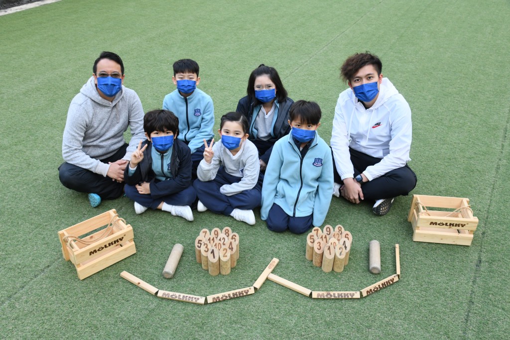 德萃學校（小學部）體育科老師勞子諾（右一）跟漢師德萃學校校長馮鑑邦（左一）均參與過不少木棋比賽。