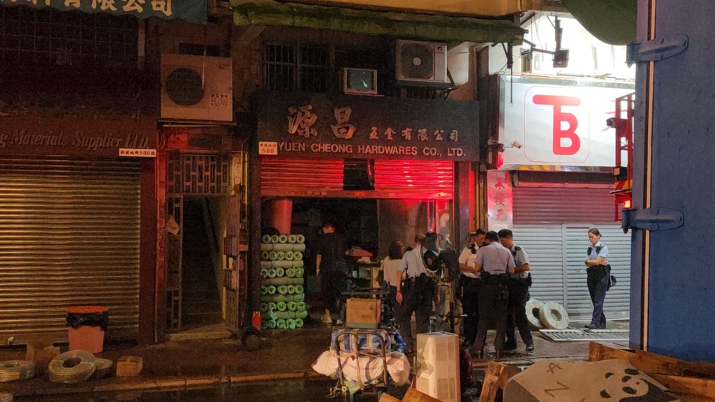 消防到場破門入舖內，迅速將火救熄。黎志偉攝