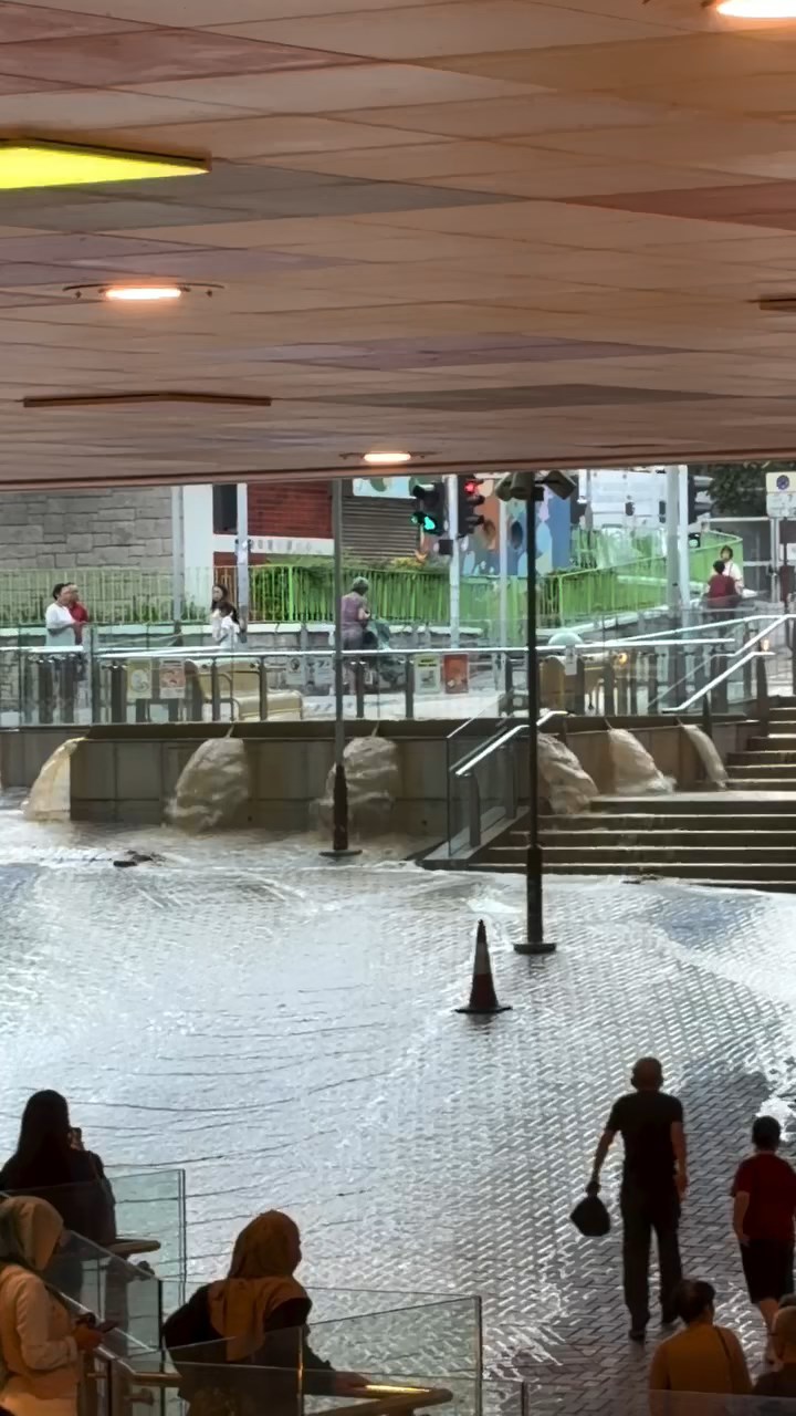 大量黃泥水如小型噴泉不斷湧出。網上片段截圖 大量黃泥水如小型噴泉不斷湧出。網上片段截圖