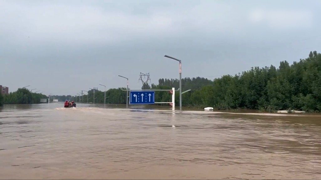 涿州全城灭顶，据报水深6米，几乎浸至路牌。 微博