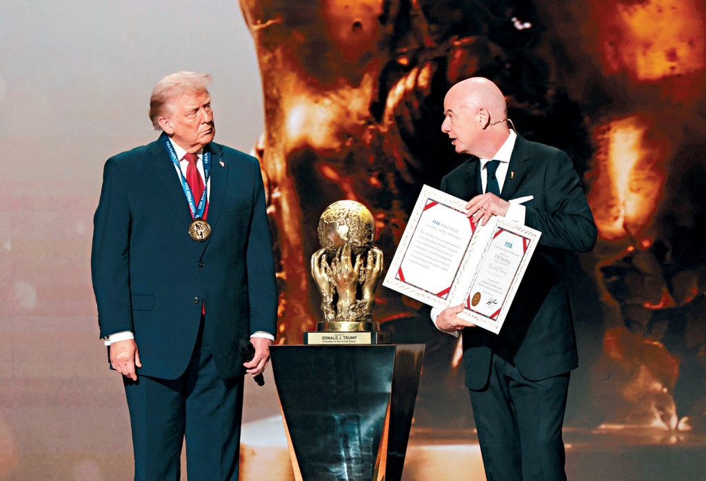 國際足協主席恩芬天奴向特朗普頒發「FIFA和平獎」。 