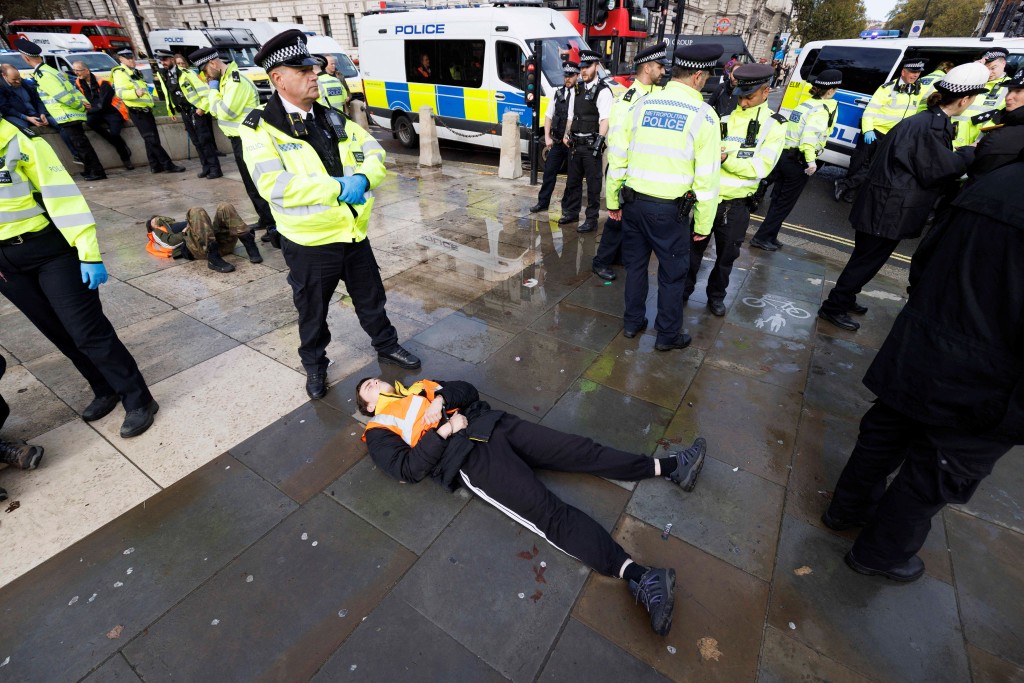 抗议气候变化示威者在伦敦街头躺在地上示威。路透社