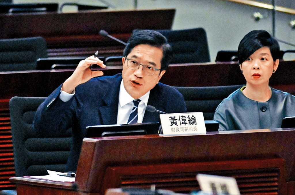 黃偉綸表示，選擇現金收購方案的宏福苑7座受災樓宇業主，最快第3季會收到錢。