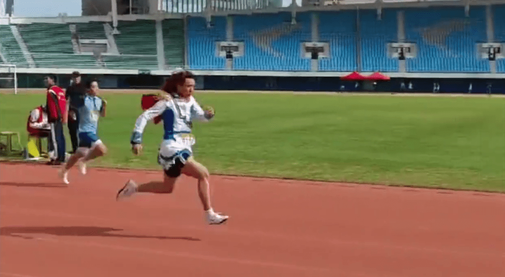 男生校運會Cos遊戲角色跑步奪冠。