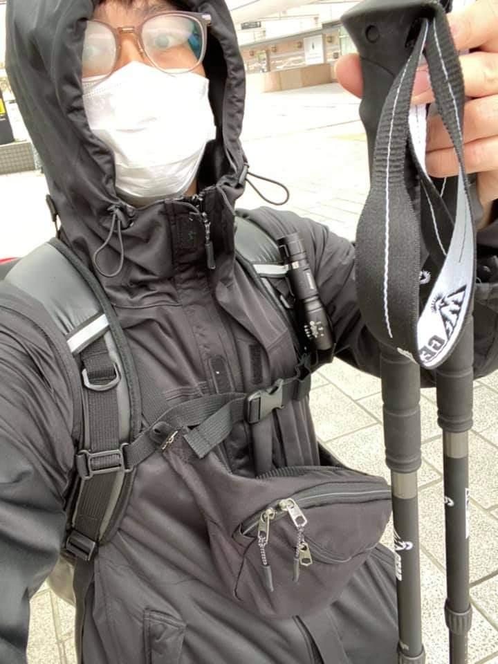 腳又痛又凍,要靠拐仗做第3及第4條腿!坤哥話呢個旅程唔簡單,係一個挑戰。