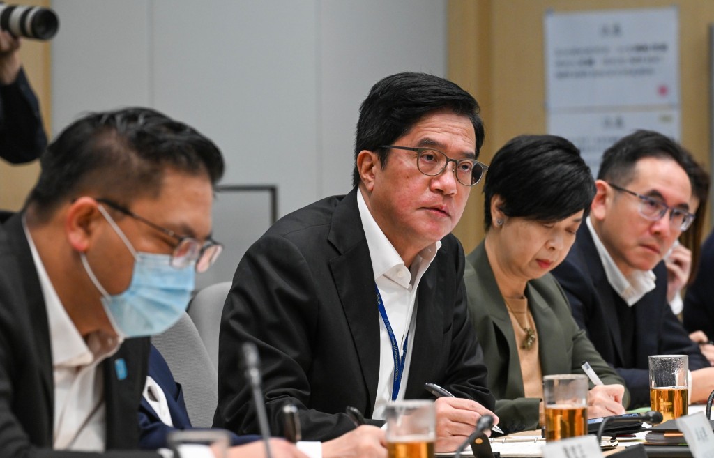 他表示，希望以「組合拳」的方式讓居民「有得揀」。