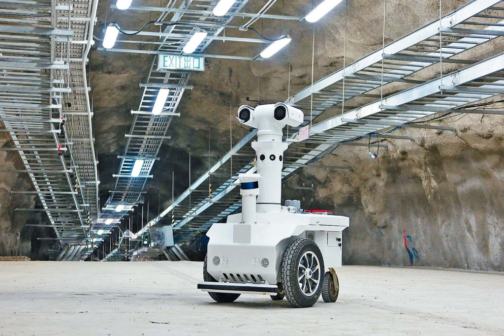 港燈工程團隊引入「智慧管家」,利用 5G 網絡遙距控制機械人,在電纜隧道巡邏和實時收集數據,協助管理電網。 港燈工程團隊引入「智慧管家」,利用 5G 網絡遙距控制機械人,在電纜隧道巡邏和實時收集數據,協助管理電網。