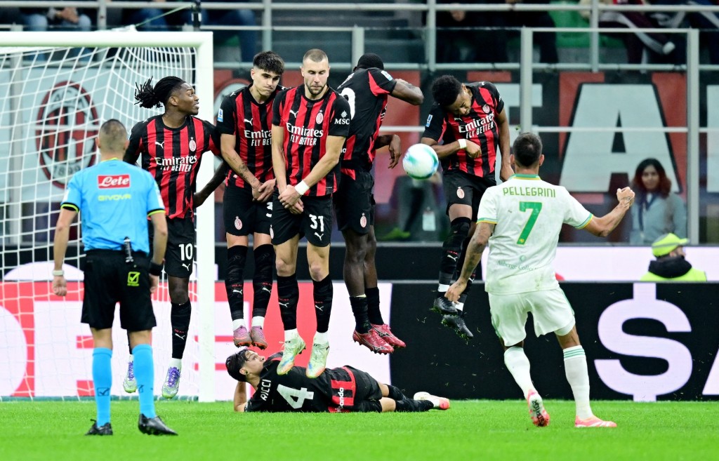 人牆之一的科法拿手擋到皮球，AC米蘭輸12碼。路透社