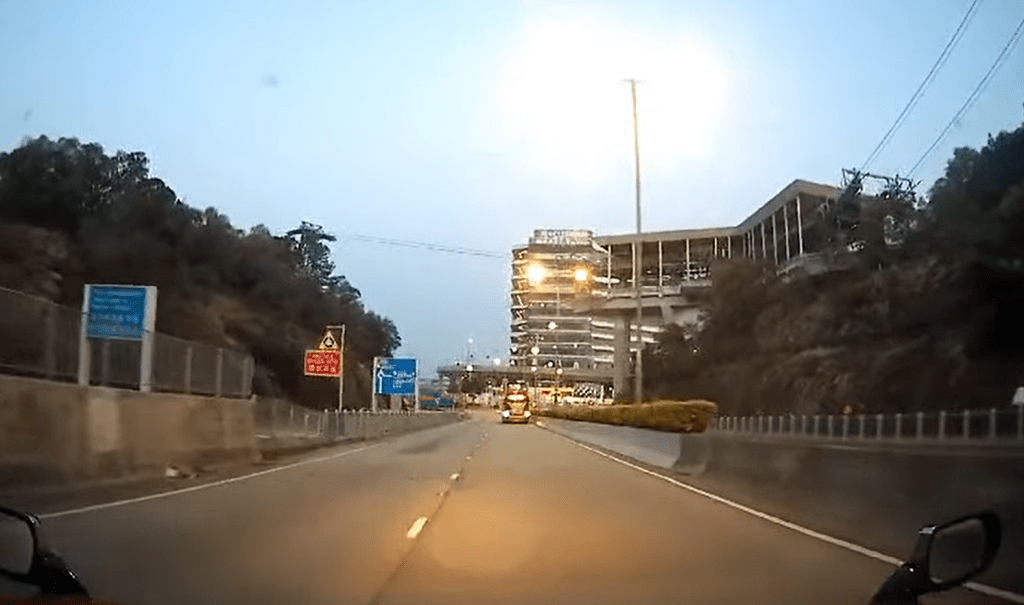 一輛城巴逆駕亮着死火燈。fb：車cam L（香港群組）